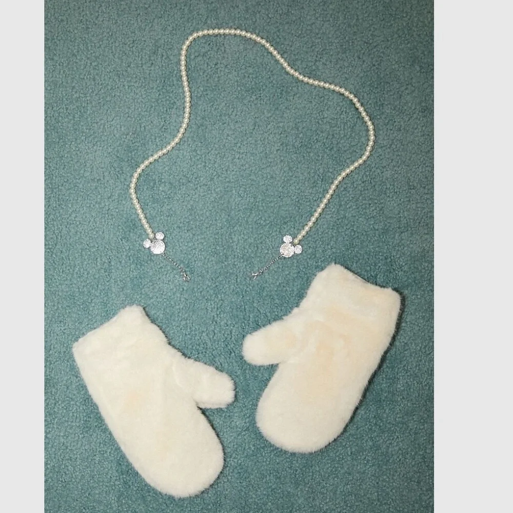 NWT Forever 21 Woman Disney Mickey Mouse Plush Mittens